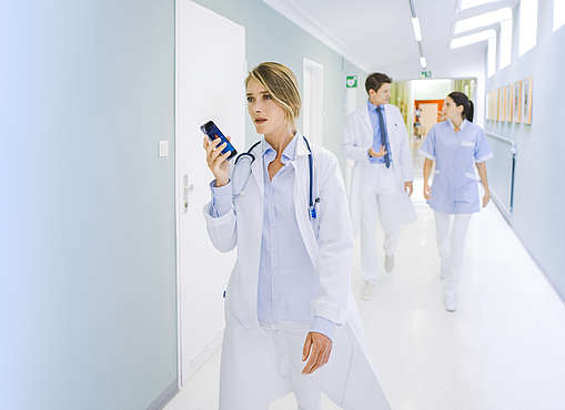 csm_lfh7400_philips-dictation-recorder-app_female-physician-in-hallway_2635_3098f8d00a.jpg